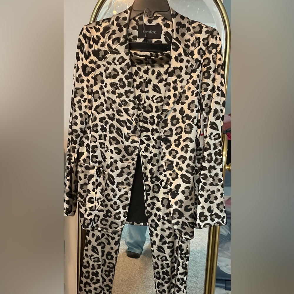 Karen Kane pantsuit (pricing together) JAQUARD jacket and pants. Size S-XS